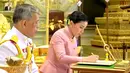 Ratu Suthida menandatangani dokumen pernikahannya dengan Raja Maha Vajiralongkorn saat melangsungkan prosesi pernikahan di Bangkok, Thailand, Rabu (1/5/2019). Ratu Suthida adalah pasangan Raja Vajiralongkorn dan telah terlihat bersama di depan publik selama bertahun-tahun. (Thai TV Pool via Reuters)