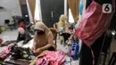 Ibu-ibu PKK membuat masker kain di Desa Bojongkulur, Gunung Putri, Bogor, Jawa Barat, Kamis (9/4/2020). Kegiatan yang sudah berjalan sekitar sepekan ini melibatkan ratusan ibu-ibu PKK dengan sumber dana berasal dari kas desa dan sumbangan mandiri warga. (merdeka.com/Arie Basuki)
