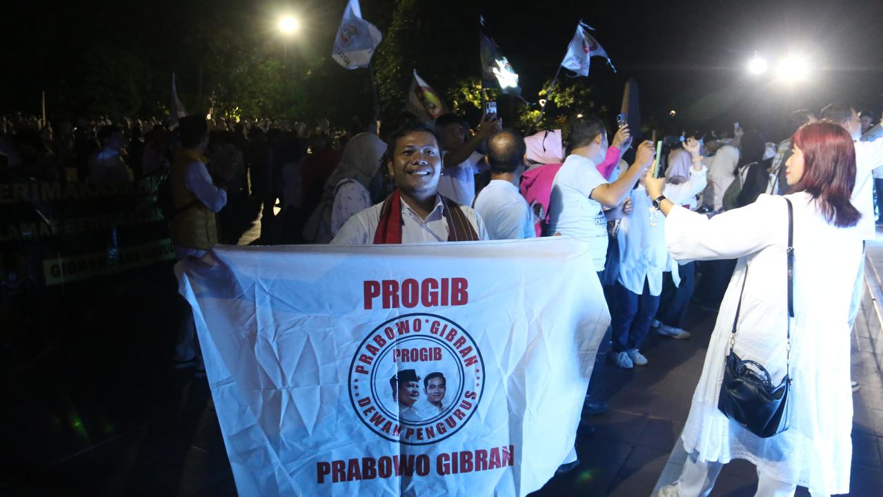 Relawan Prabowo-Gibran gelar tasyakuran dan doa bersama di Tugu Proklamasi