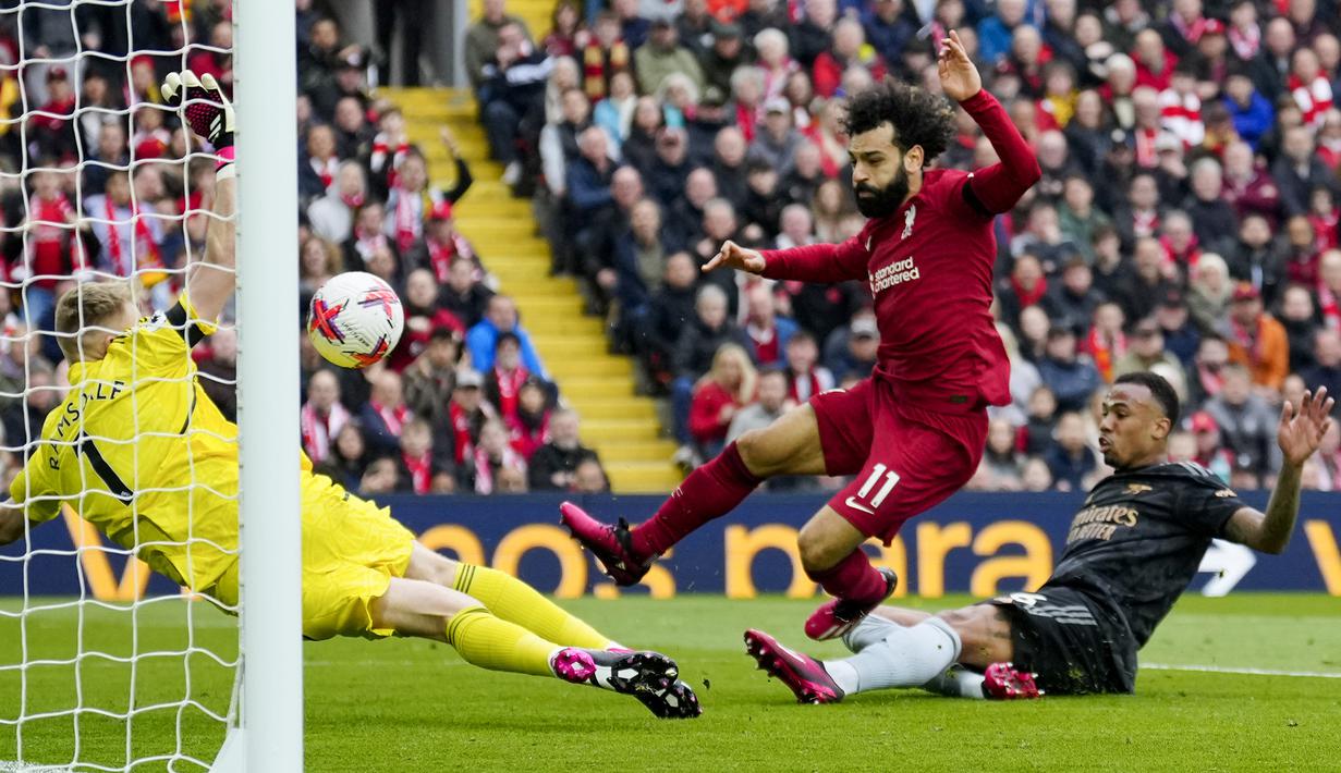 Striker Liverpool, Mohamed Salah mencetak gol pertama timnya ke gawang Arsenal pada laga lanjutan pekan ke-30 Liga Inggris 2022/2023 di Anfield Stadium, Liverpool, Minggu (9/4/2023) malam WIB. (AP Photo/Jon Super)