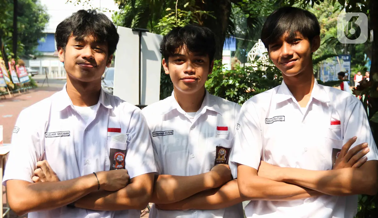 Sebanyak 24 pelajar yang terjaring razia oleh guru dipangkas rambutnya secara gratis oleh barbershop tersebut. (Liputan6.com/Herman Zakharia)