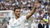 Real Madrid memboyong Theo Hernandez dari Atletico Madrid dengan nilai transfer sekitar 24 juta euro (Rp 366,45 miliar). Dengan harga tersebut Theo menjadi pemain belakang keenam termahal di bursa transfer 2017-2018. (AFP/Javier Soriano)