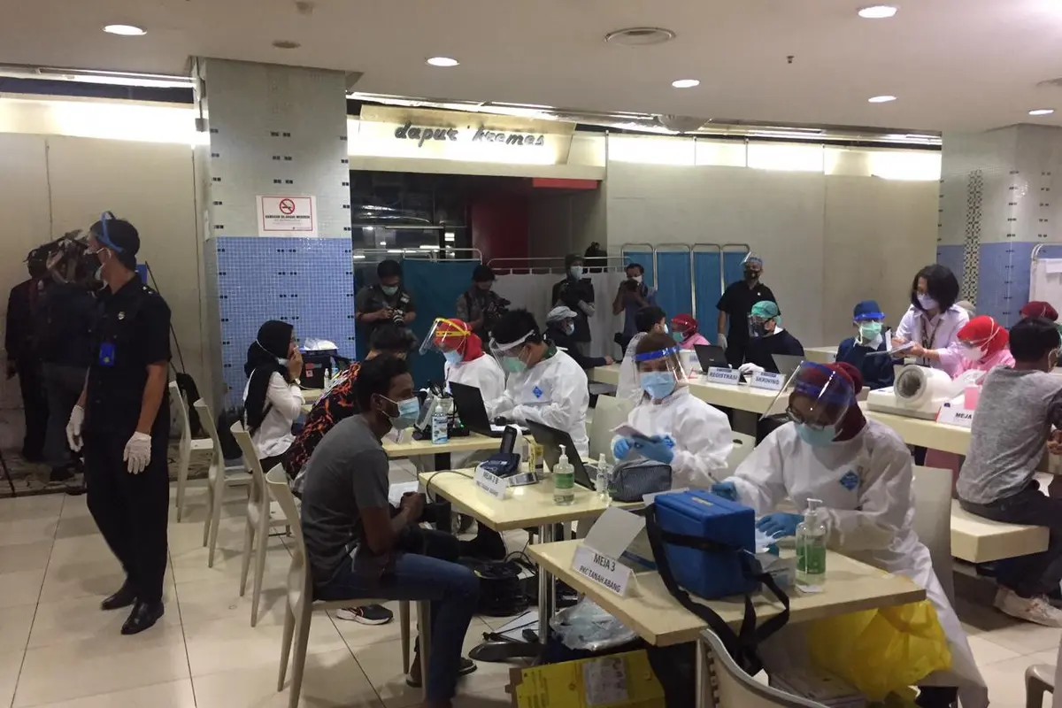 Sejumlah pedagang Pasar Tanah Abang bersiap menerima vaksin Covid-19 di Blok A, Rabu (17/2/2021)