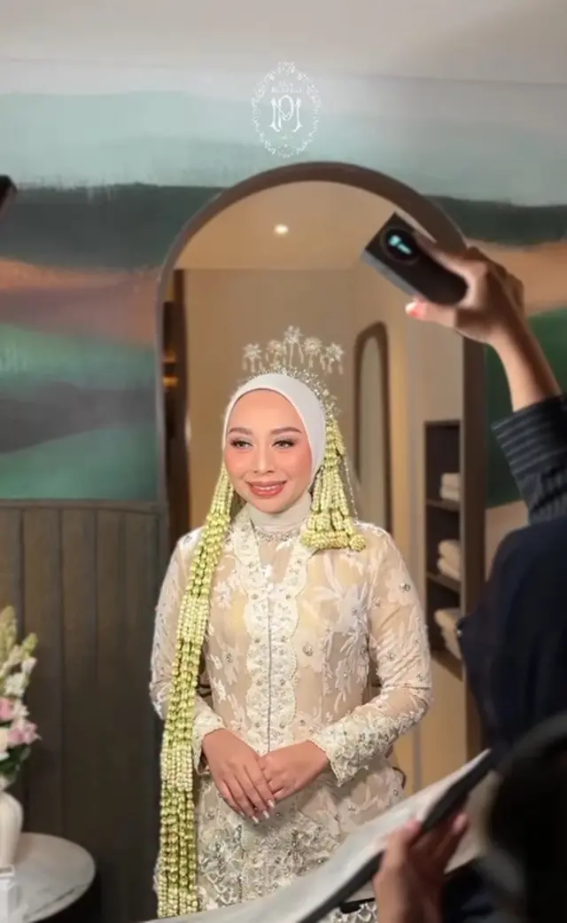 5 Potret detail kebaya Wabup Garut Putri Karlina saat dinikahi anak Dedi Mulyadi, cerminkan keanggunan