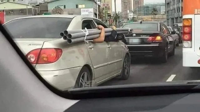6 Potret Angkut Perkakas Tukang Bangunan Pakai Mobil Ini Bikin Heran