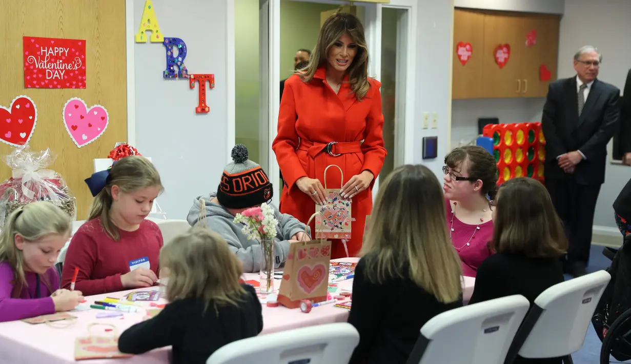 Istri Presiden AS Donald Trump, Melania Trump berinteraksi dengan anak-anak saat berkunjung ke Children's Inn di National Institute of Health (14/2). (AP Photo/Pablo Martinez Monsivais)