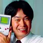 Shigeru Miyamoto, kreator Super Mario bersama Game Boy. (Sumber: Istimewa)