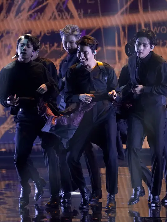 BTS tampil pada ajang Grammy Awards 2022 di Las Vegas, Amerika Serikat, 3 April 2022. BTS tampil membawakan Butter yang dilengkapi dengan aksi teatrikal. (AP Photo/Chris Pizzello)