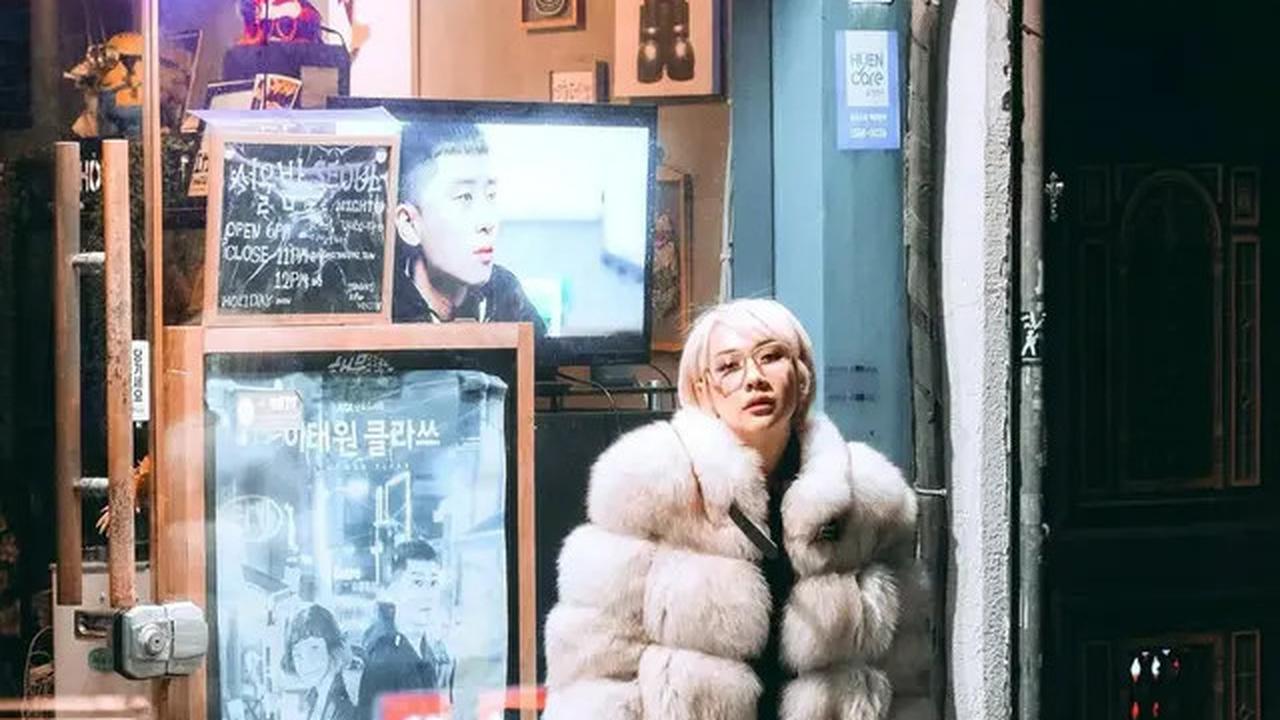 6 Potret OOTD BCL Selama di Korea Selatan, Paduan Pas dengan Rambut Pixie Cut
