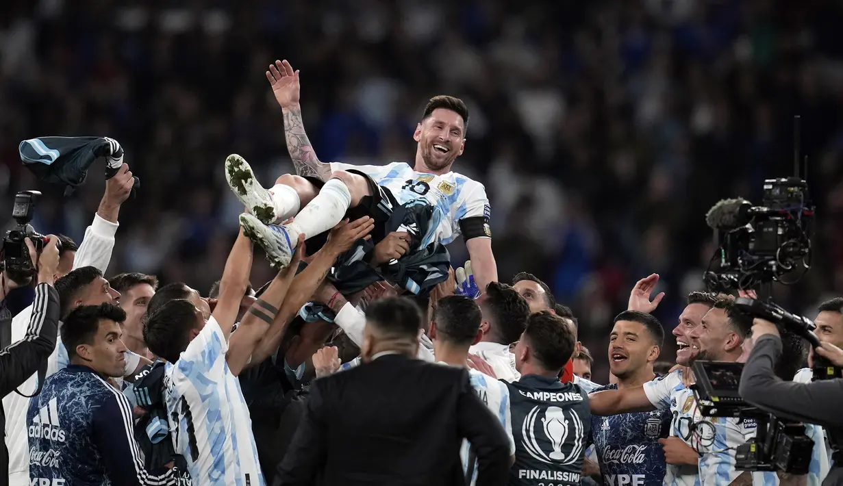 Para pemain Argentina melakukan selebrasi dengan Lionel Messi (atas) setelah memenangkan pertandingan sepak bola Finalissima antara Italia dan Argentina di Stadion Wembley, London, Inggris, 1 Juni 2022. Argentina menang 3-0. (AP Photo/Matt Dunham)