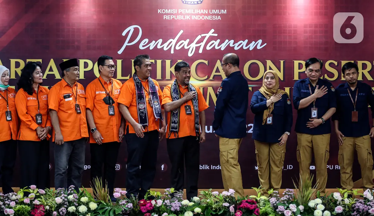 Ketua Umum Partai Buruh Said Iqbal (keenam kiri) bersama Ketua Komisi Pemilihan Umum (KPU) Hasyim Asy'ari (keempat kanan) saat mendaftar sebagai partai politik calon peserta Pemilu 2024 di Kantor KPU, Jakarta, Jumat (12/8/2022). Partai Buruh mendaftarkan diri sebagai partai ke-25 calon peserta Pemilu 2024. (Liputan6.com/Johan Tallo)