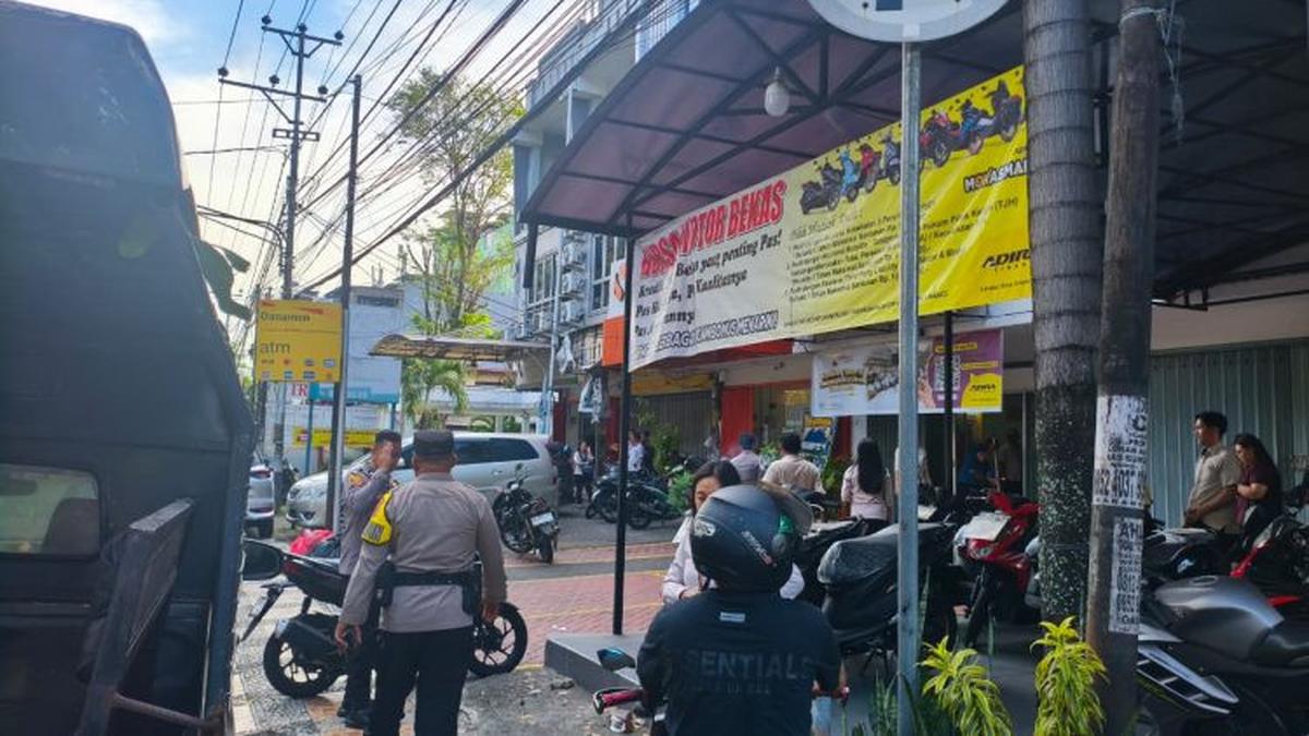 Siram Tubuh Pakai Bensin, Pria ODGJ Ancam Bakar Diri di Depan Kantor Finance Manado