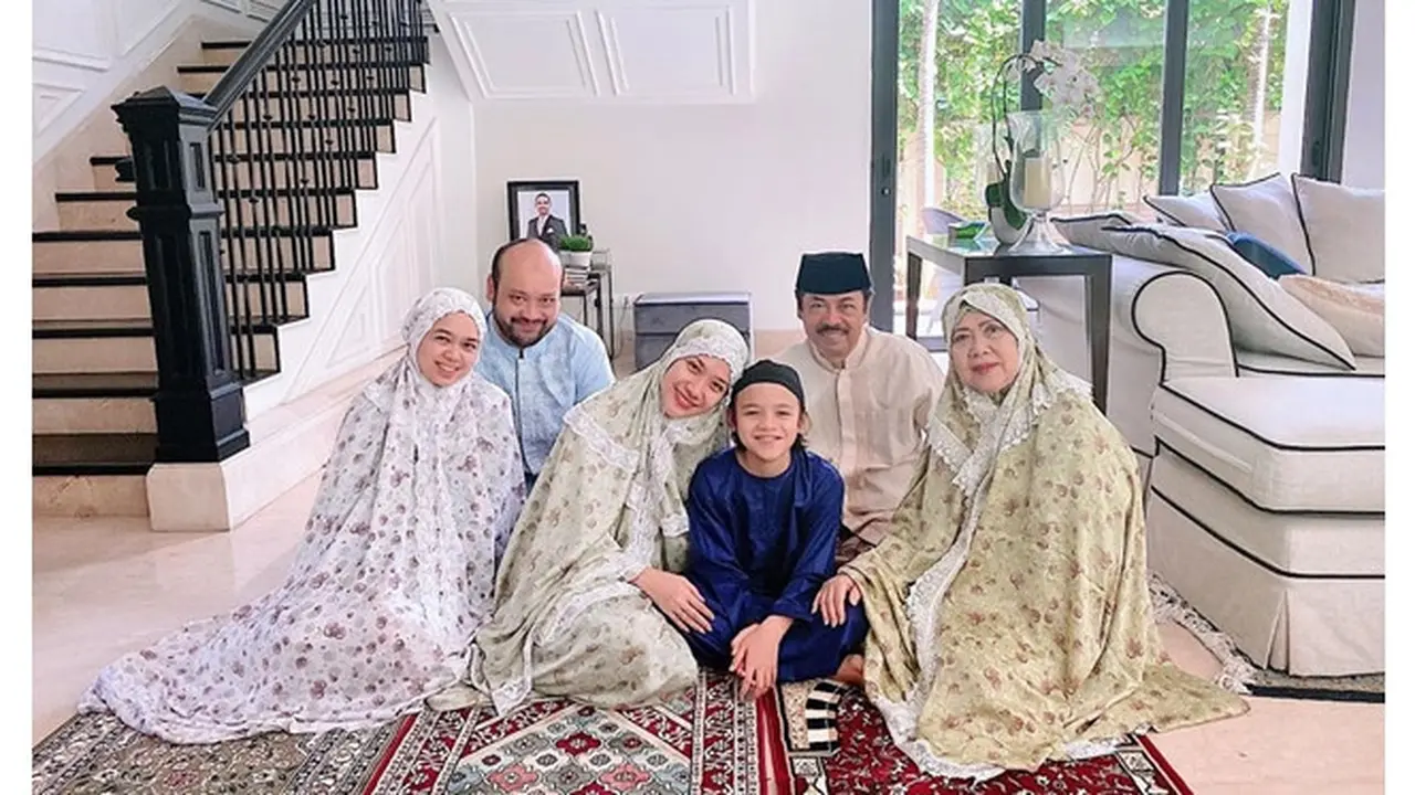 Kumpul Keluarga, Ini 6 Momen Haru BCL Ziarah ke Makam Ashraf hingga Rayakan Lebaran