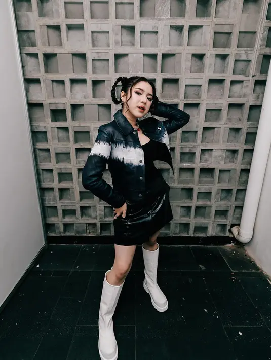 Ia mengenakan Coach Heritage C Tie-Dye Shrunken Jacket seharga Rp22.9 juta-an yang memberikan sentuhan modern dan keren pada penampilannya.  [@tiaraandini].