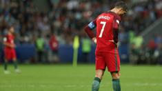 Bintang Portugal, Cristiano Ronaldo, tampak kecewa usai negaranya tersingkir dari semifinal Piala Konfederasi di Kazan Arena, Kazan, Rabu (28/6/2017). Portugal kalah adu penalti 0-3 dari Cile. (EPA/Mario Cruz)