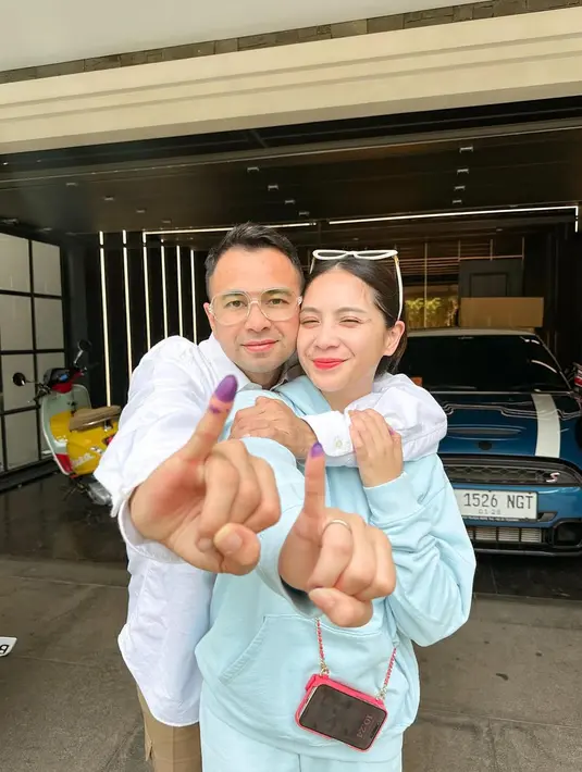 Nagita Slavina tampil dengan penampilan santai namun tetap stylish saat menggunakan hak pilihnya pada Pilkada Serentak 2024.