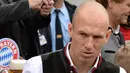 Arjen Robben menenteng segelas bir saat memperingati Oktoberfest, Jerman, Minggu (5/10/2014) (AFP PHOTO/CHRISTOF STACHE)