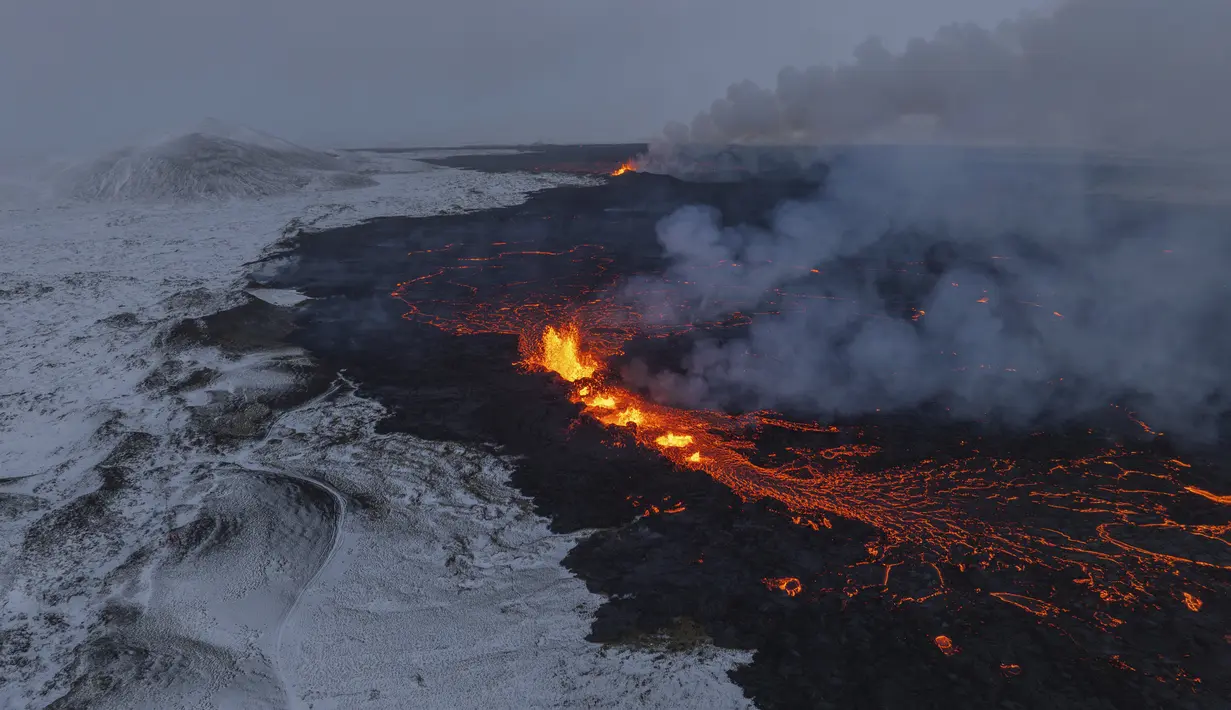 Letusan yang ditayangkan langsung oleh televisi itu memperlihatkan semburan lava oranye muncul dari celah di tanah. (AP Photo/Marco Di Marco)