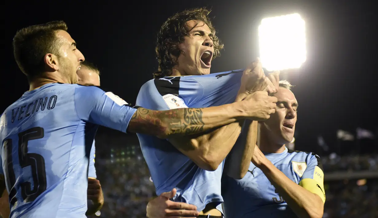 Penyerang Uruguay, Edinson Cavani (tengah) menjadi pemuncak klasemen akhir top scorer pada kualifikasi Piala Dunia 2018 zona CONMEBOL dengan torehan 10 gol.  (AP/Matilde Campodonico)