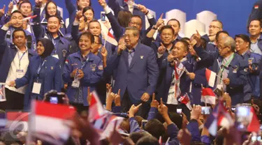 Presiden RI ke-6, Susilo Bambang Yudhoyono (SBY) membawakan lagu sebagai dukungan untuk pasangan calon gubernur nomer urut 1, Agus Yudhoyono dan Sylviana Murni, Jakarta, Selasa (7/2).(Liputan6.com/Helmi Afandi)