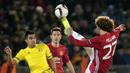 Pemain Manchester United, Marouane Fellaini (kanan) membuang bola dari kejaran pemain FC Rostov, Christian Noboa pada leg pertama Babak 16 Besar Liga Europa di OLimp 2 Stadium Rostov-on-Don, Russia (9/3/2017). MU bermain imbang 1-1. (AP/Denis Tyrin)