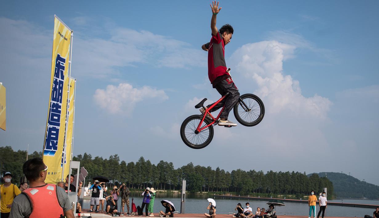  FOTO  Aksi Pesepeda Melompat  ke Danau dalam Festival di 
