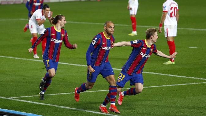 Penyerang Barcelona, Martin Braithwaite (tengah) berselebrasi usai mencetak gol ke gawang Sevilla pada leg kedua babak semifinal Copa del Rey di stadion Camp Nou, Spanyol, Kamis (4/3/2021). Di partai final, Barcelona akan melawan pemenang antara Levante dan Athletic Bilbao. (AP Photo/Joan Monfort)