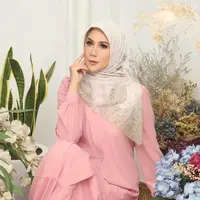 Perempuan cantik dan selalu terlihat awet muda ini mengakui kalau di kala remaja, ia seringkali pergi ke diskotik. Menurutnya, tidak seru kalau tidak ke tempat tersebut. Namun kini berbeda dengan anaknya, Daffa Wardhana. (Instagram/monaratuliu)