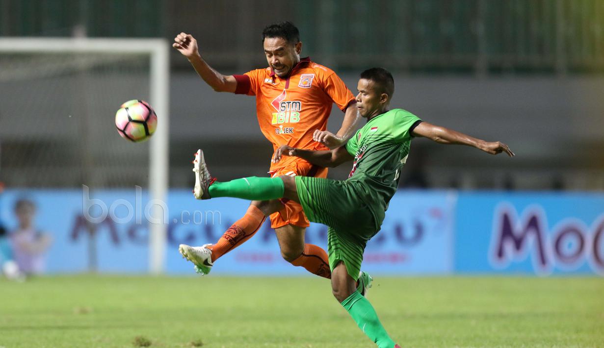 Aksi Pemain PS TNI, Manahati Lestusen (kanan) berduel dengan pemain Borneo FC, Ponaryo Astaman pada lanjutan Liga 1 Indonesia di Stadion Pakansari, Bogor, Senin (17/4/2017). PS TNI dan Borneo FC bermain imbang 2-2. (Bola.com/Nicklas Hanoatubun)