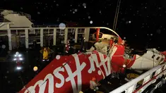 Cuaca buruk disertai gelombang tinggi hingga 2,5 meter di perairan Teluk Mandar dan Selat Makassar tak menyurutkan Tim Basarnas dan warga mencari AirAsia QZ8501. 