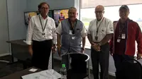 Gubernur Sumsel, Alex Noerdin (kedua dari kiri), bertemu dengan CEO Dorna, Carmelo Ezpeleta, untuk membahas rencana pembangunan Sirkuit Jakabaring sebagai lokasi penyelenggaraan MotoGP di Indonesia, Sabtu (29/10/2016). (Bola.com/Facebook/AlexNoerdin)