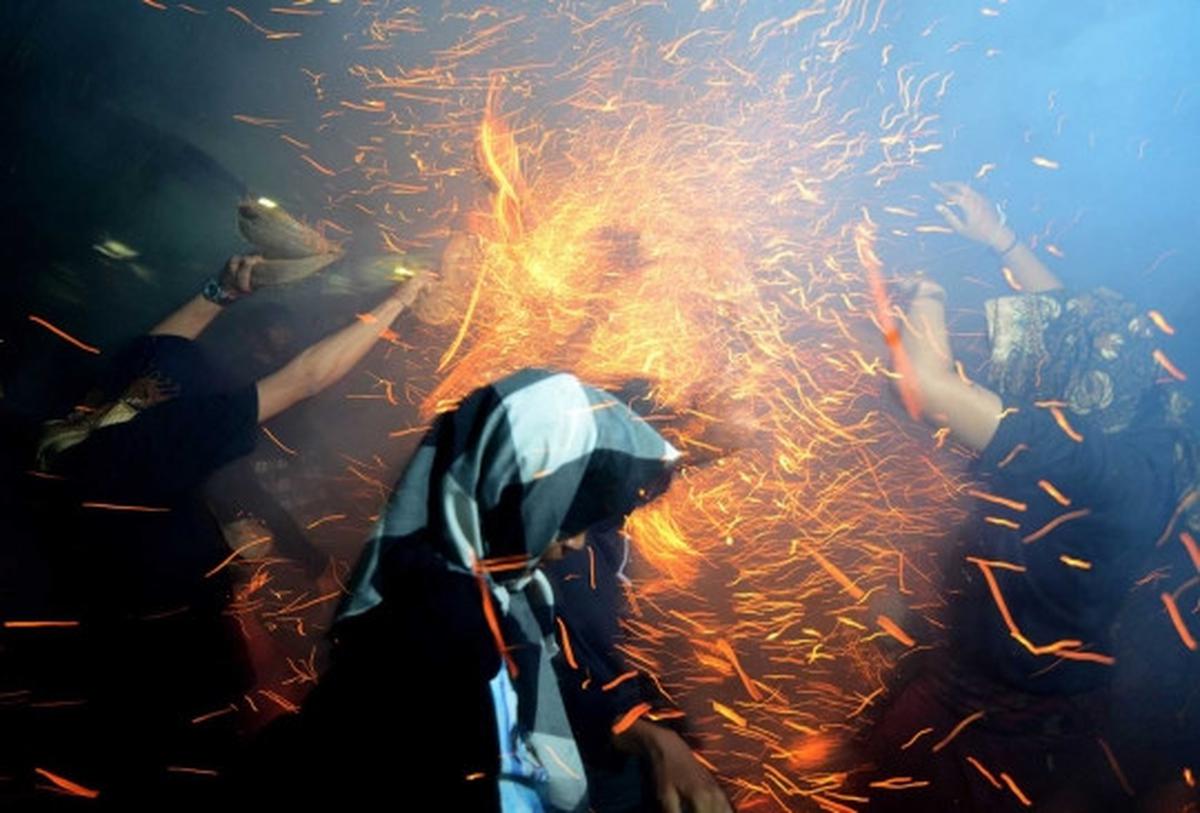 Menyaksikan panasnya tradisi perang api Siat Geni