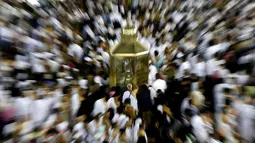Ribuan muslim berdoa di sekitar Ka'bah dalam Masjidil Haram selama bulan suci Ramadhan di Mekkah, Arab Saudi, (8/6). (REUTERS/Faisal Al Nasser)