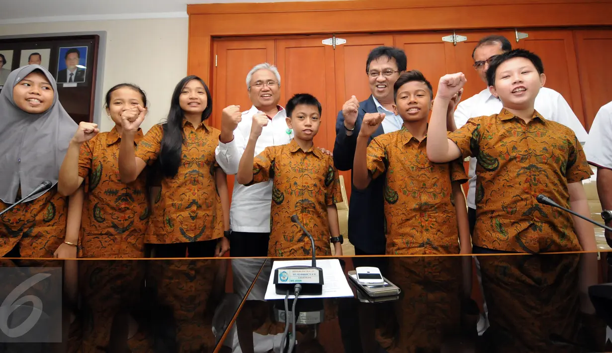 Tim catur tingkat SD Indonesia berfoto bersama Direktur Pembinaan SD, Wowon Widaryat di Kemendikbud Jakarta, Kamis (31/3/2016). Dirjen Dikdasmen Kemendikbud mengirim 6 siswa ke Asian Youth Chess Championships 2016. (Liputan6.com/Helmi Fithriansyah)