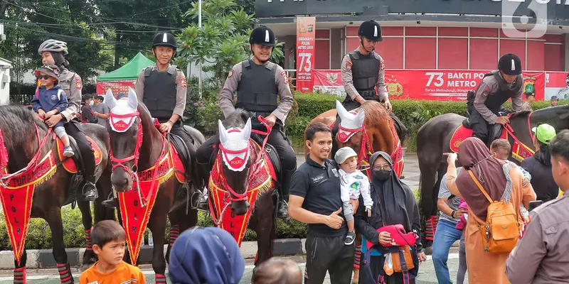 Polisi Berkuda Hibur Warga Saat CFD di Jakarta