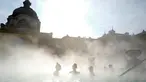 Para pengunjung berbincang sambil berendam di kolam relaksasi Szechenyi, di Budapest, Hongaria pada 15 Februari 2019. Szechenyi Thermal Bath adalah salah satu lokasi pemandian umum tertua dan terbesar di Budapest. (VALERY HACHE / AFP)