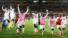 Para pemain Senegal melakukan selebrasi usai memastikan lolos ke Piala Dunia 2018 setelah mengalahkan Afrika Selatan di Stadion The Peter Mokaba, Jumat (10/11/2017). Senegal menang 2-0 atas Afrika Selatan. (AFP/Phill Magakoe)