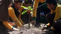 Sejumlah siswa SD Islam Sabilillah saat mengikuti kegiatan program kurikulum pendidikan cinta lingkungan menanam pohon di Hutan Kota, jalan Jakarta, Malang, Jawa Timur. (ANTARA)