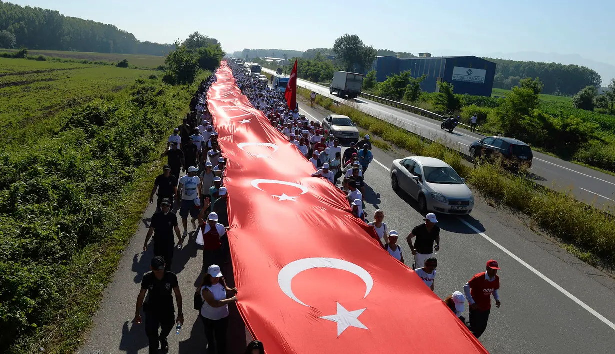 Ribuan pendukung partai oposisi utama Turki, Partai Rakyat Republik (CHP) membentangkan bendera nasional di Sakarya, Turki (1/7). Mereka memprotes hukuman 25 tahun penjara yang menjerat wakil Partai Rakyat Republik, Enis Berberoglu. (AP Photo)