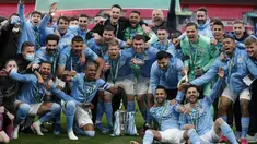 Para pemain Manchester City berpose dengan trofi merayakan kemenangan atas Tottenham Hotspur pada pertandingan final Piala Liga Inggris di stadion Wembley di London, Senin (26/4/2021). City menang tipis atas Tottenham dengan skor 1-0. (AP Photo/Alastair Grant)