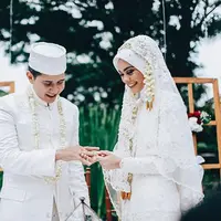 "Yang paling jelas sih ibadah ya.  Kadang kalau kita sholat suka ntar-ntaran aja ya, pas udah mau mepet baru sholat. kalau sekarang membiasakan diri pas azan langsung sholat, berusaha jadi orang yang lebih baik aja," pungkas Haykal.(Instagram/haykalkamil)