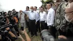 Wakil Ketua DPR RI Sufmi Dasco Ahmad (tengah) saat melakukan sidak lokasi pembangunan proyek Meikarta di Cikarang, Kabupaten Bekasi, Jawa Barat, Selasa (14/3/2023). Sufmi Dasco Ahmad memimpin rombongan belasan anggota DPR RI meninjau langsung lokasi pembangunan proyek Meikarta untuk mengetahui kondisi bangunan apartemen yang mangkrak sehingga membuat banyak konsumen merasa dibohongi serta dirugikan. (Liputan6.com/Faizal Fanani)