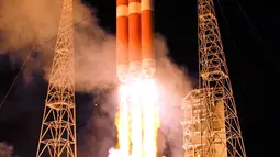 Roket NASA, United Launch Alliance Delta IV Heavy membawa pesawat Parker Solar Probe meluncur ke Matahari dari Frorida, Amerika Serikat, Minggu (12/8). Peluncuran berlangsung dari Kennedy Space Center milik NASA. (AP Photo/John Raoux)