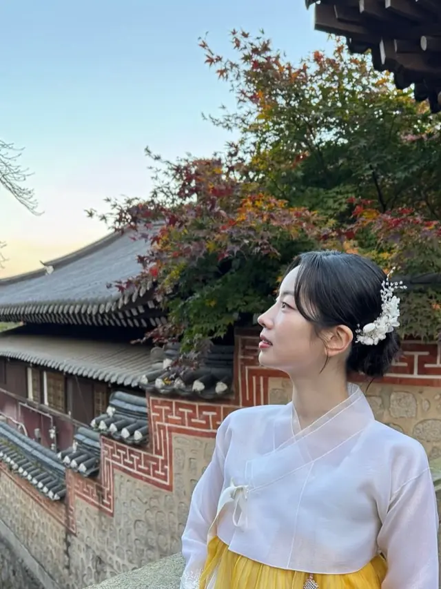 Potret dahyun pakai hanbok kuning. (credit:instagram.com/dahhyunnee)