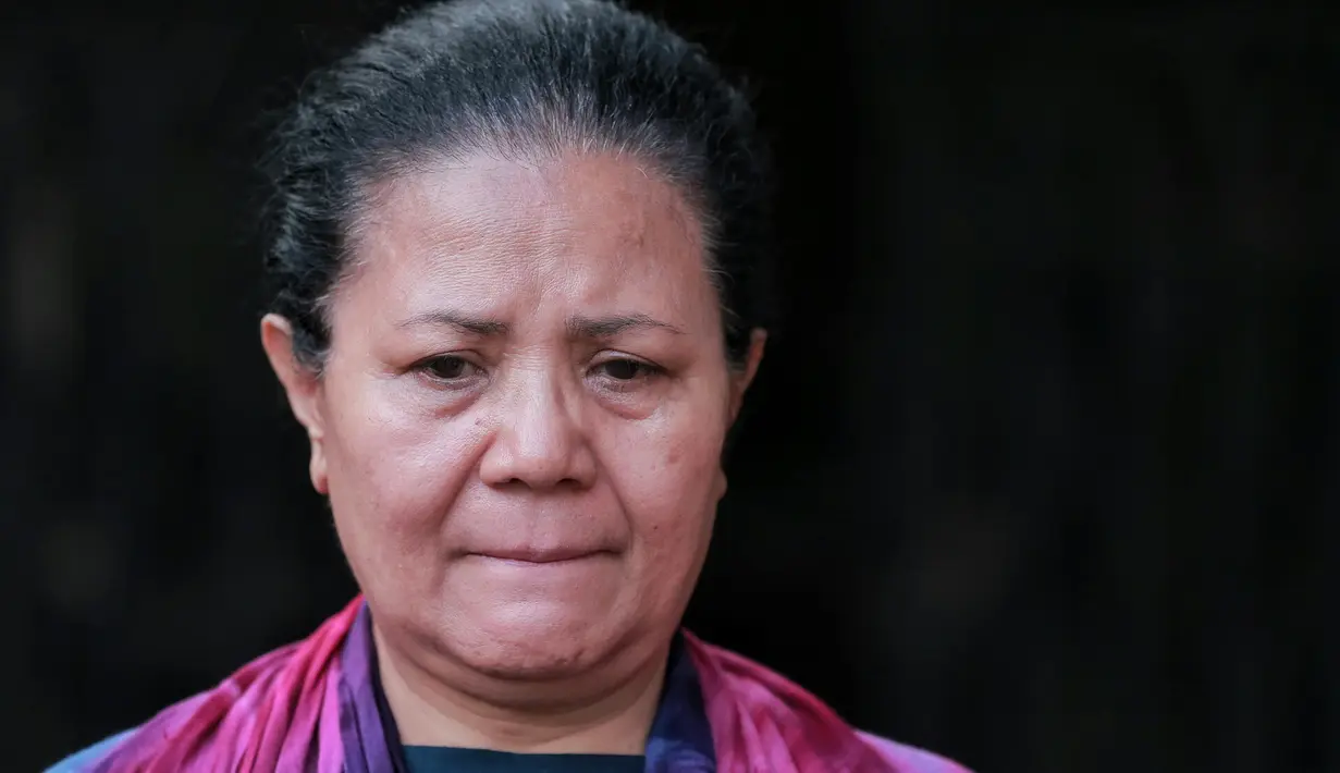 Sang ibunda, Amin Yudhayani masih saja menunjukan perasaan dan raut wajah yang sedih dan menangis mengingat kepergian anaknya di usia muda. (Adrian Putra/Bintang.com)