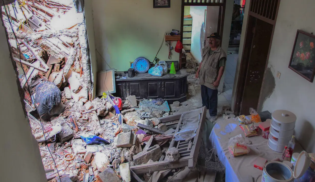 Ledakan dahsyat mengguncang kawasan permukiman Pondok Cabe Ilir, Pamulang, Tangerang Selatan, Banten, Jumat (12/9/2025) dini hari. (merdeka.com/Arie Basuki)