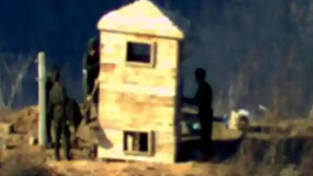 Foto yang dirilis oleh Kementerian Pertahanan Korea Selatan disebut menunjukkan tentara Korea Utara membangun kembali pos penjagaan di sisi utara Zona Demiliterisasi (DMZ). (Dok. Kemhan Korea Selatan via AFP)