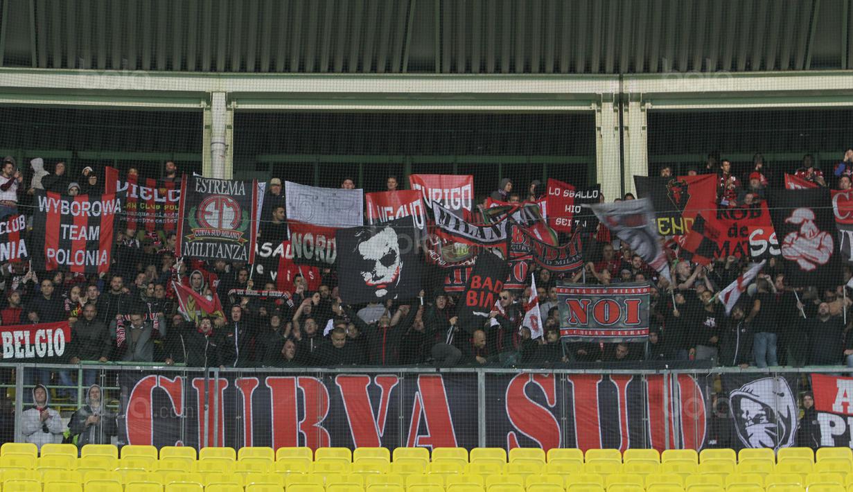 Suporter AC Milan memberikan dukungan saat laga tandang melawan Austria Wien pada laga Liga Europa di Stadion Stadion Ernst Happel, Wien, Kamis (14/9/2017). Wien kalah 1-5 dari Milan. (Bola.com/Reza Khomaini)