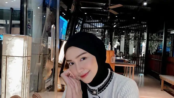 Melody Prima gunakan baju putih