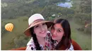 Bersama adiknya, Sandra Dewi sedang naik Hot Air Balloon. Di Gold Coast ia beromentar sangat bagus dengan pemandangan hijau dan asri. (Instagram/@sandradewi88)